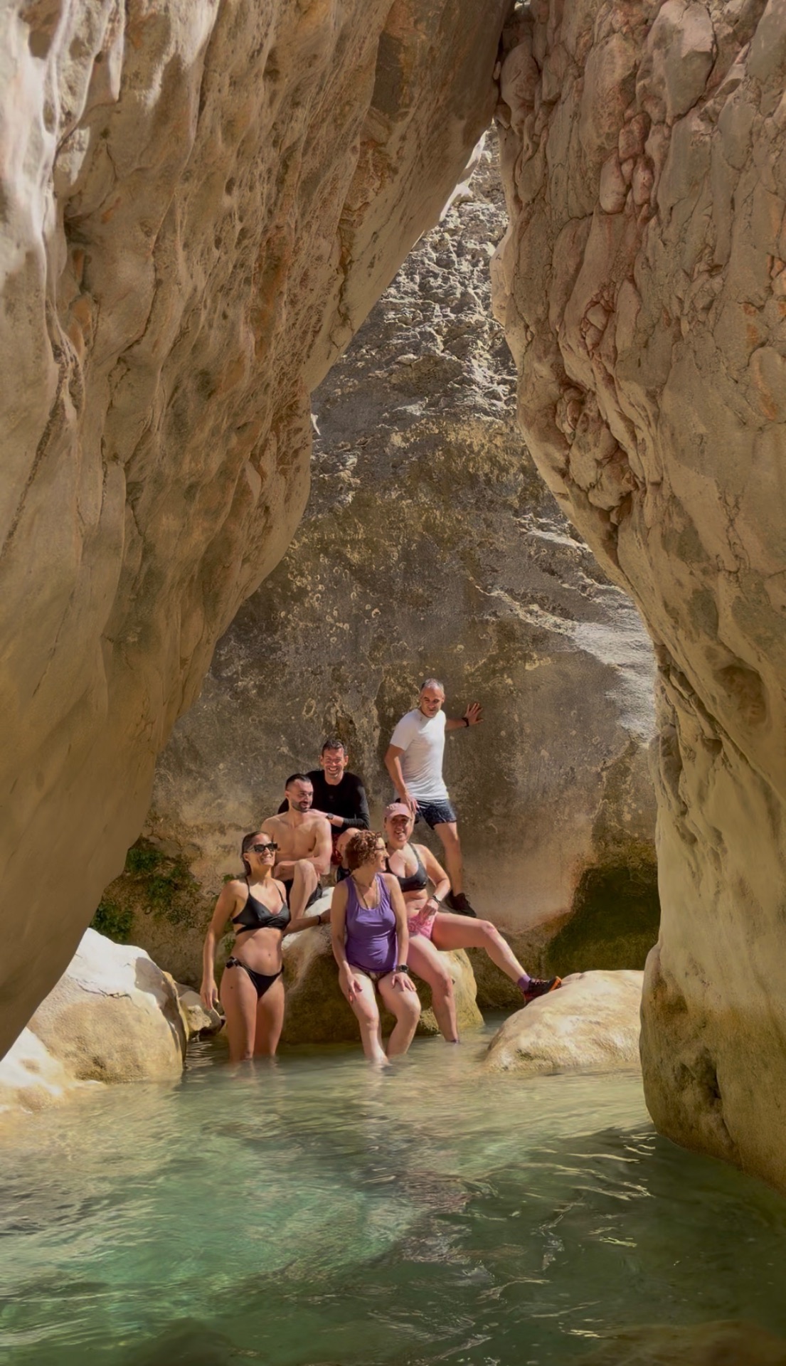 Grupo de una salida de Rivaska Explore bañándose en un cañón de aguas turquesa